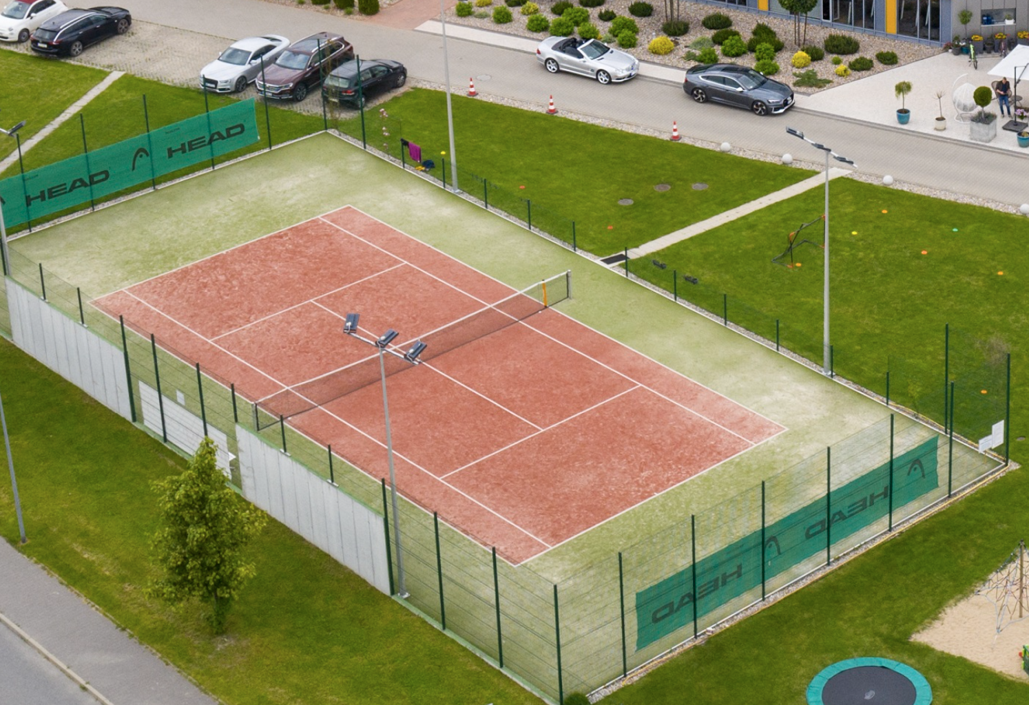 Kort trawiasty otwarty