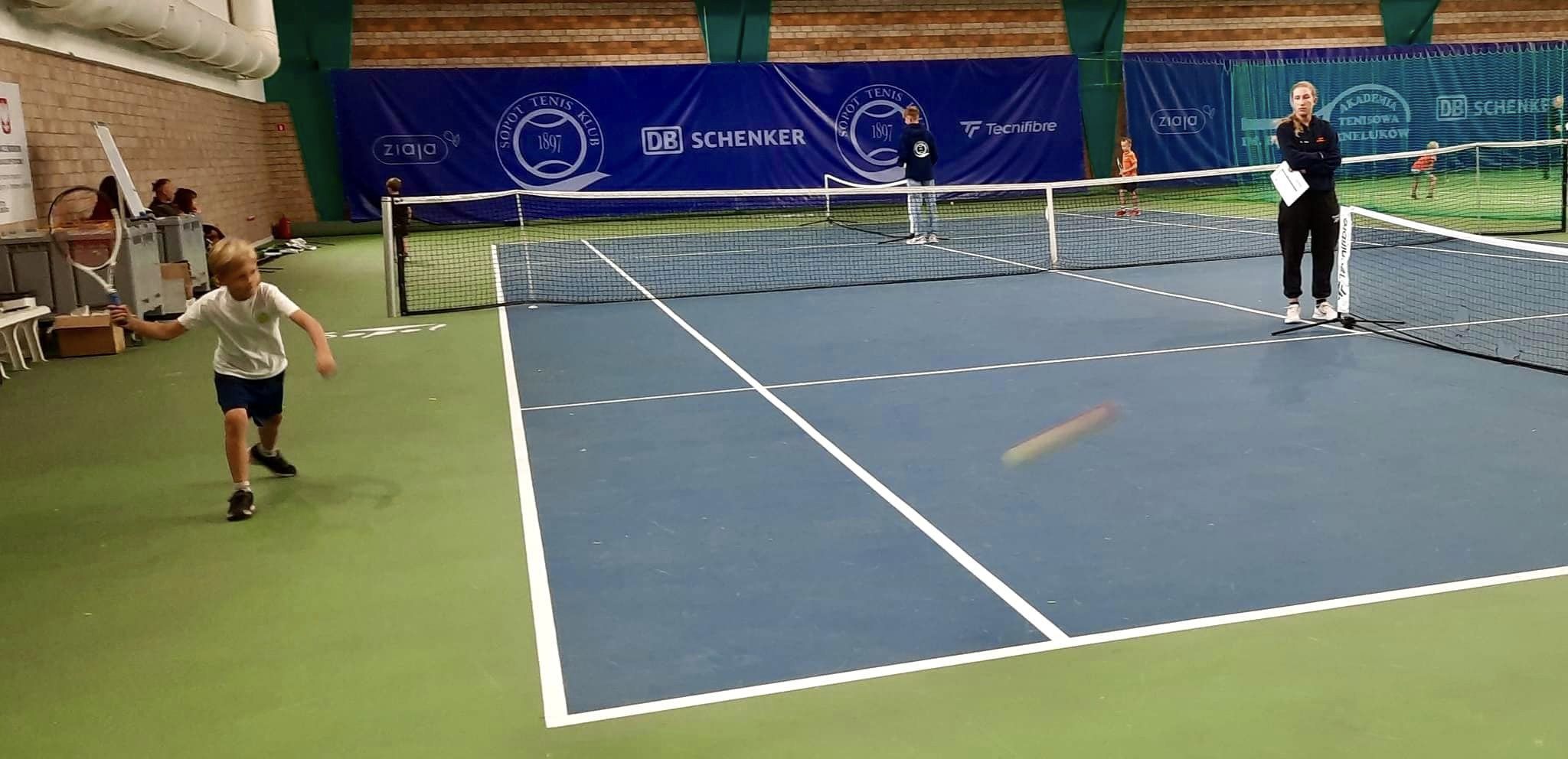 Kort do tenisa wewnętrzny