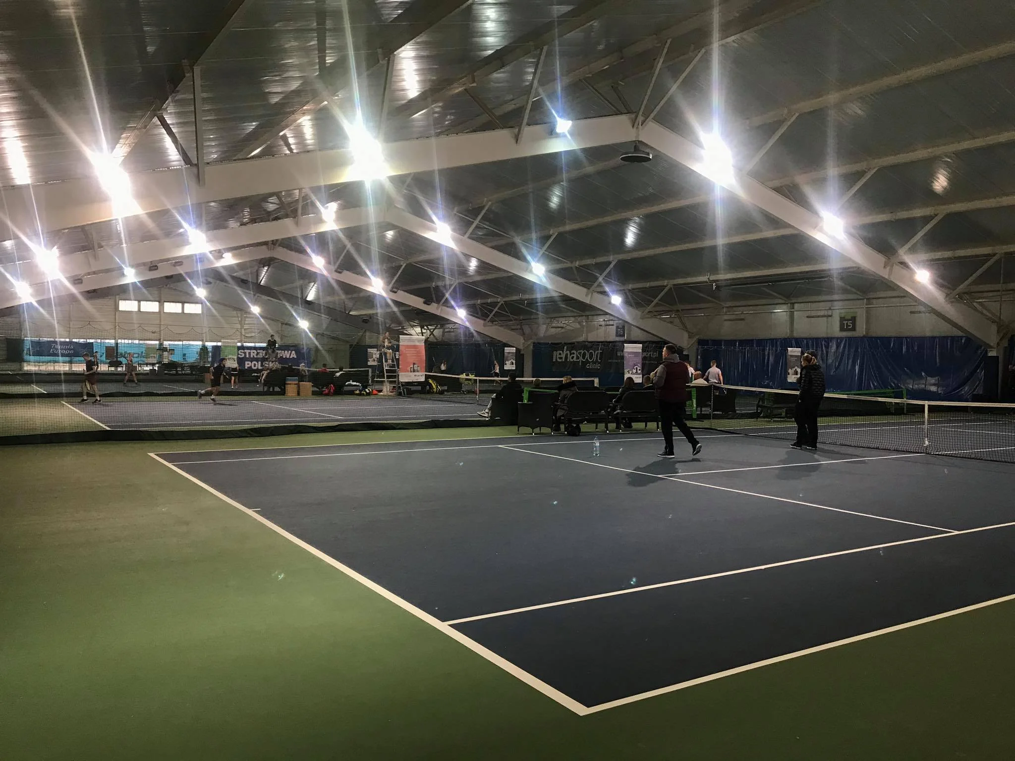 Kort do tenisa wewnętrzny hard