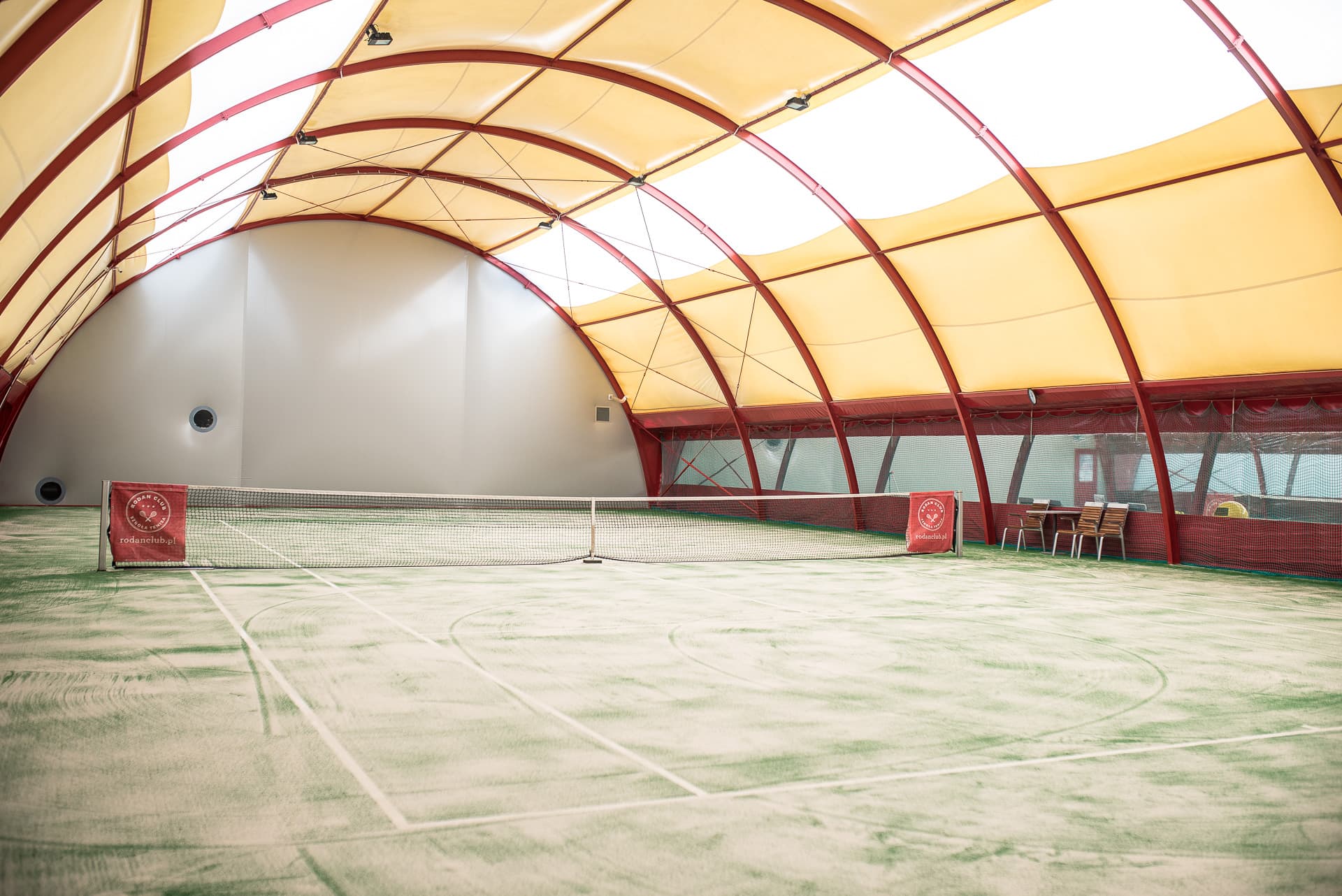 Kort do tenisa wewnętrzny