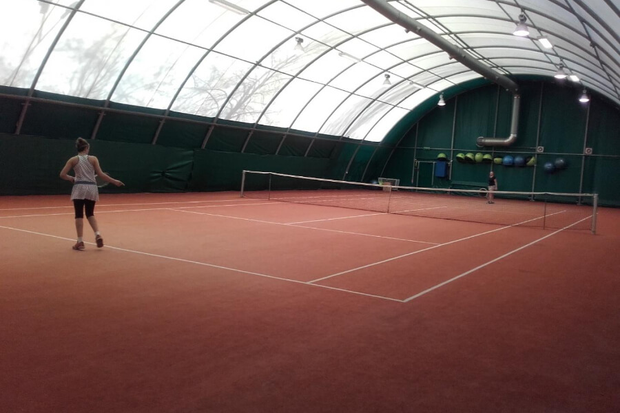 Kort do tenisa wewnętrzny