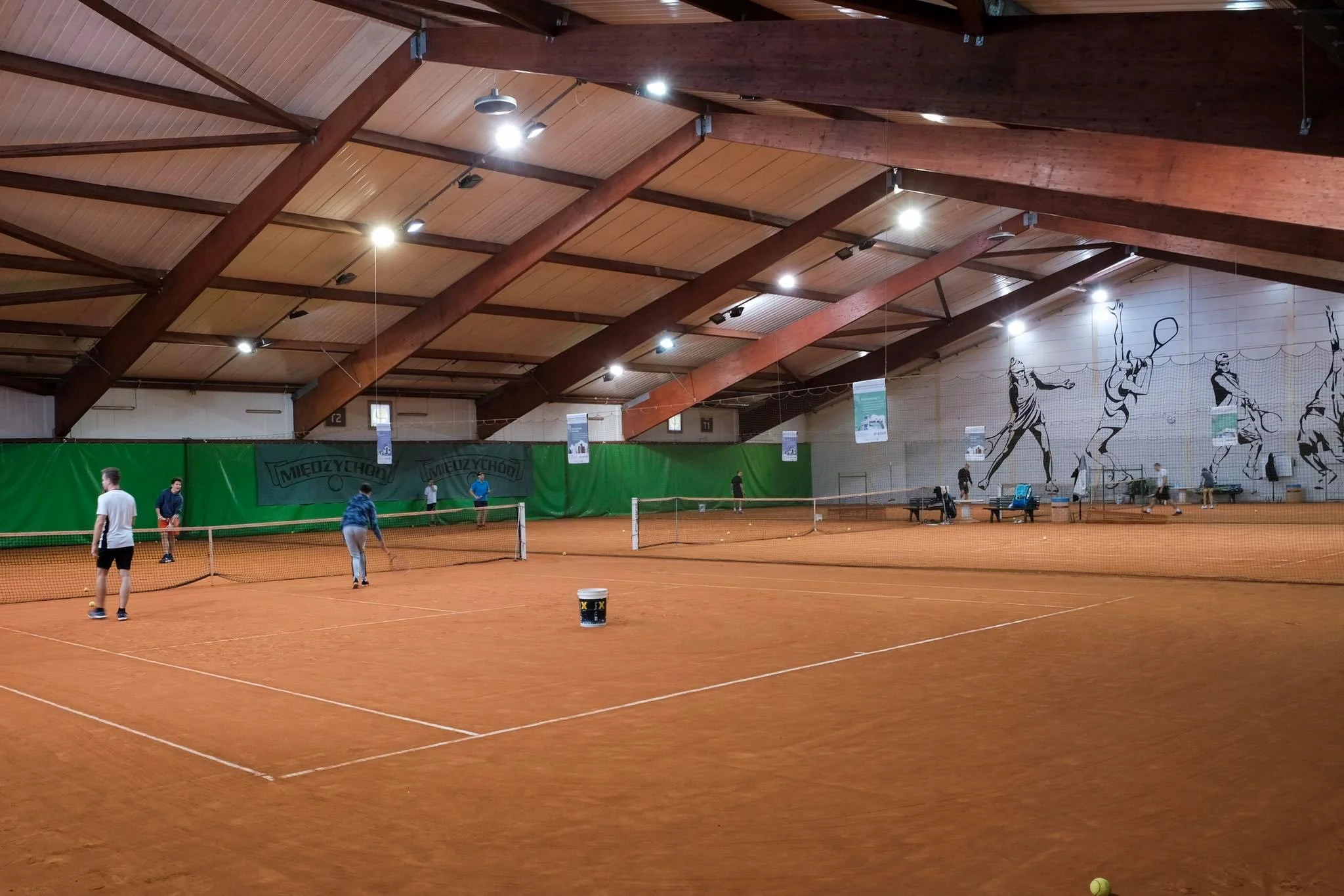 Kort do tenisa wewnętrzny mączka