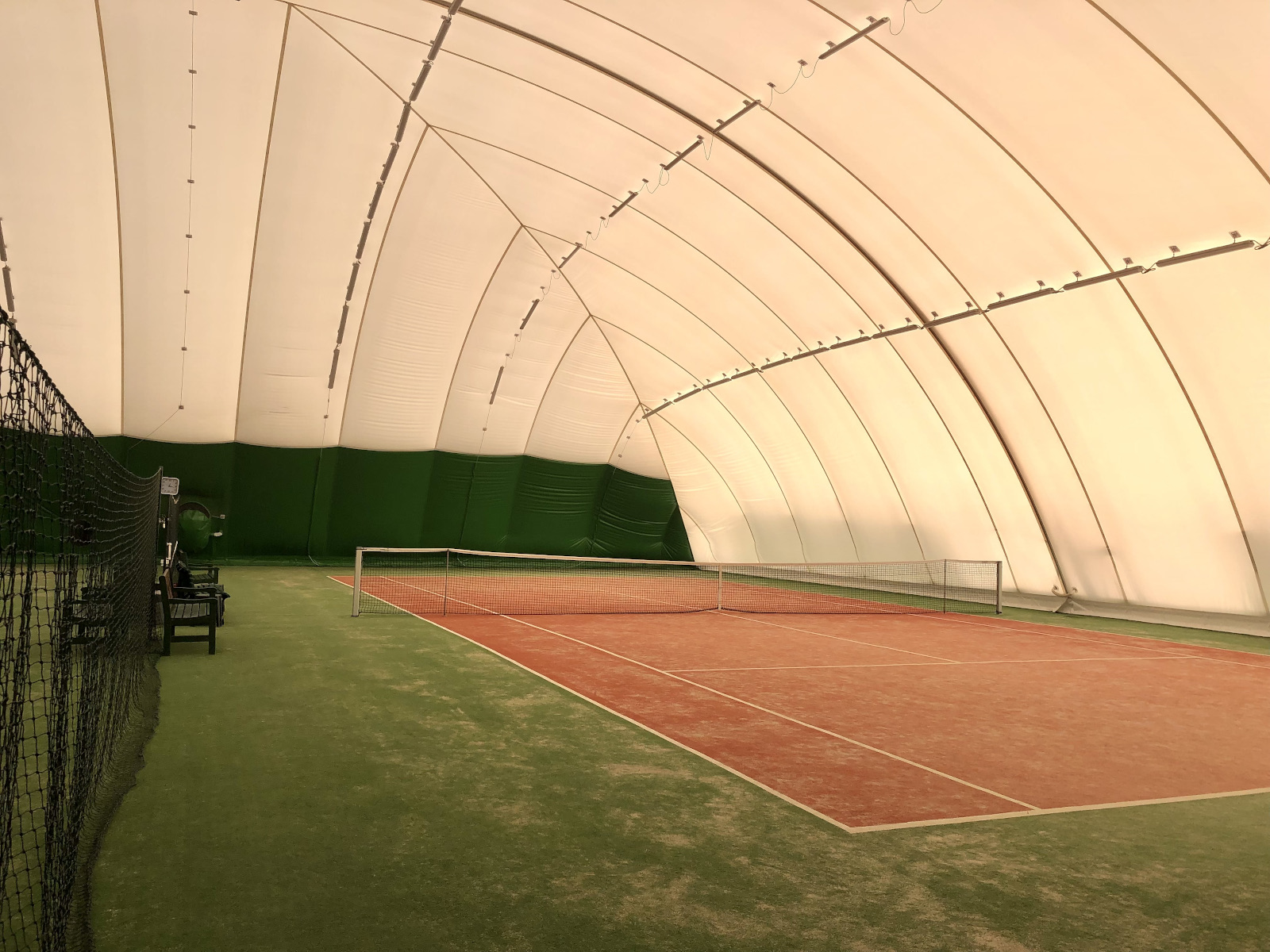 Kort tenisowy wewnętrzny